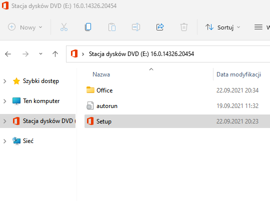 Zawartość otwartego napędu — folder Office, plik autorun i plik Setup, uruchom Setup