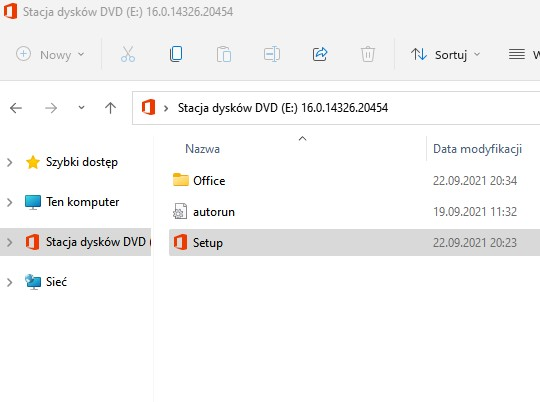 Zawartość otwartego napędu — folder Office, plik autorun i plik Setup, uruchom Setup